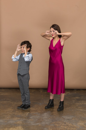 Niño y mujer con estilo abriendo los ojos