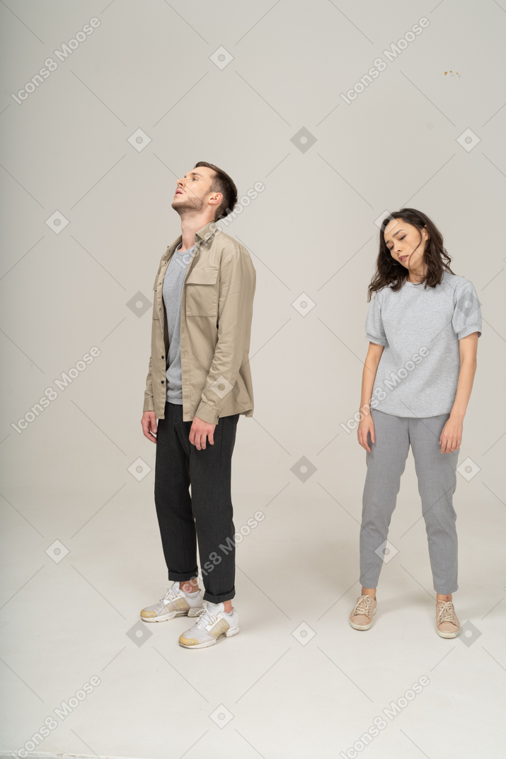 Jeune homme et femme debout épuisés