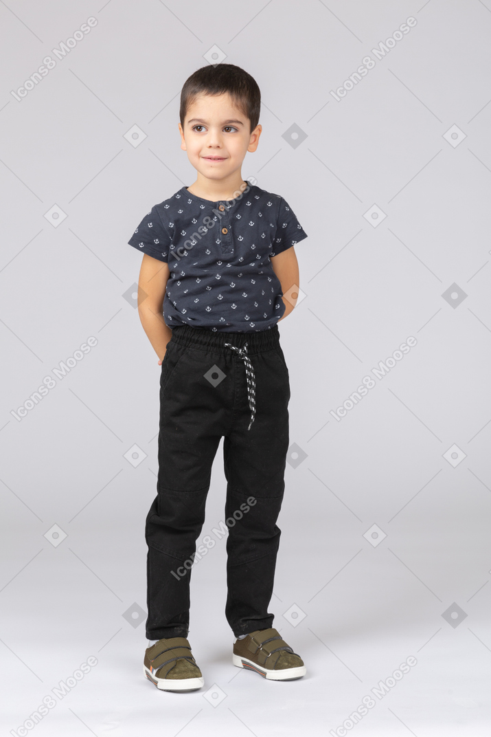 Vista frontal de um menino fofo em roupas casuais