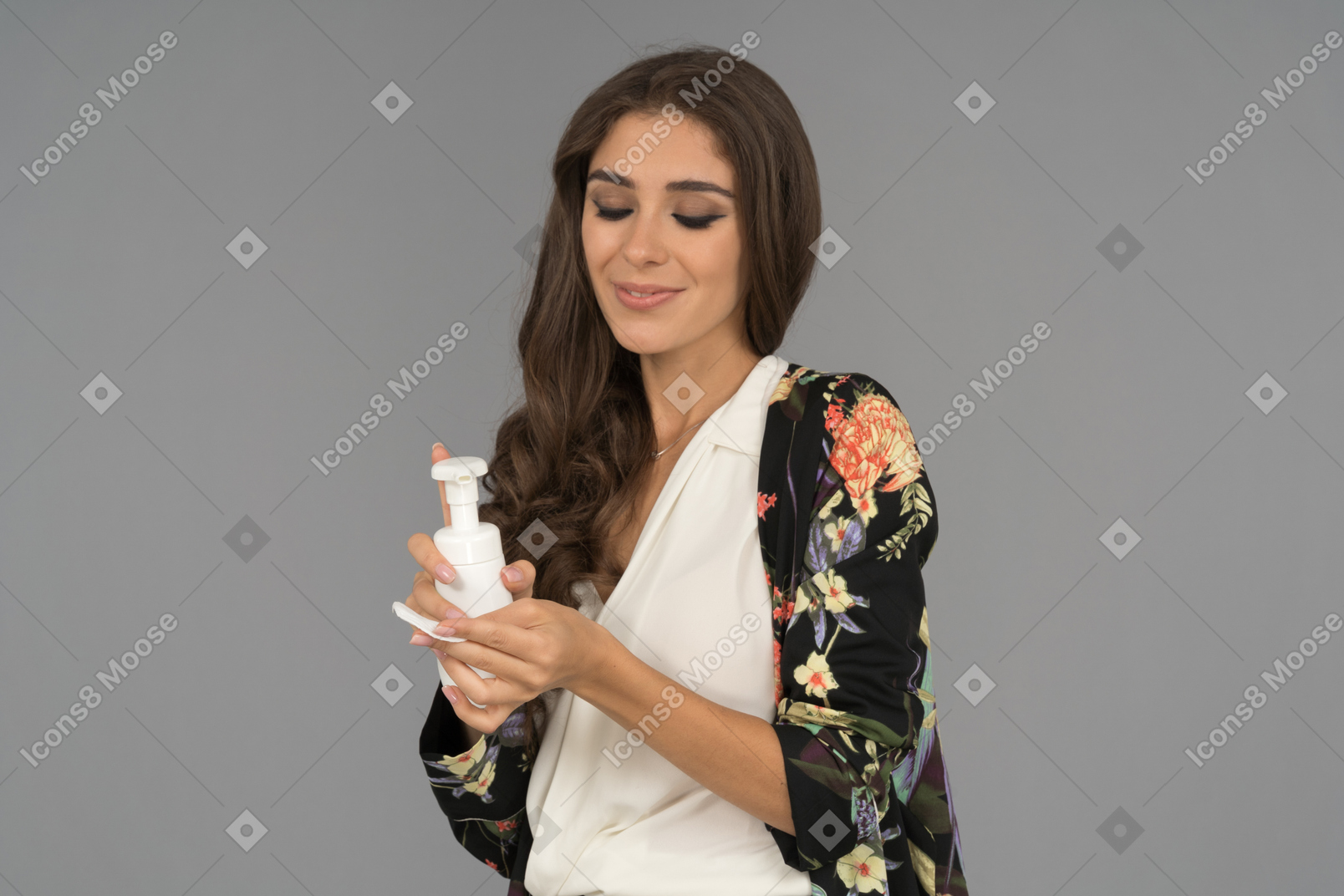 Carina giovane donna sta per iniziare la sua routine quotidiana di cura della pelle
