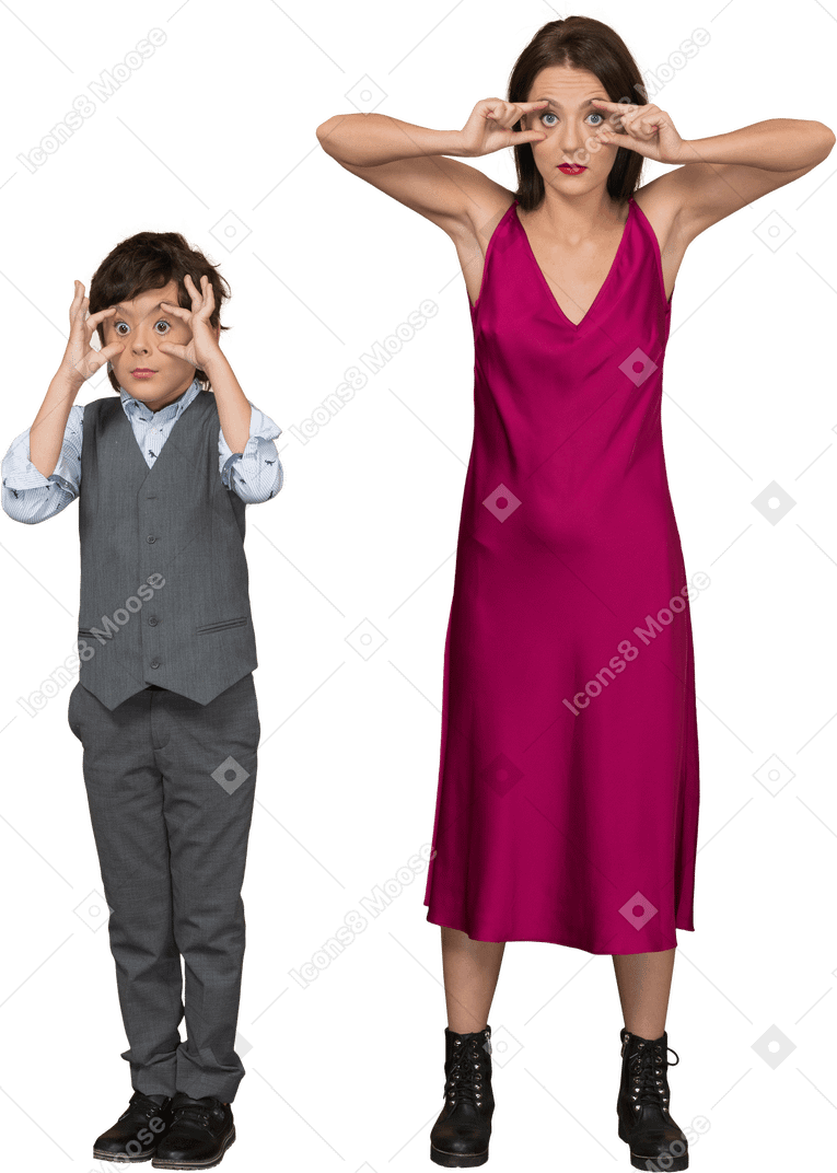 Vista frontal del niño y la mujer con estilo abriendo los ojos