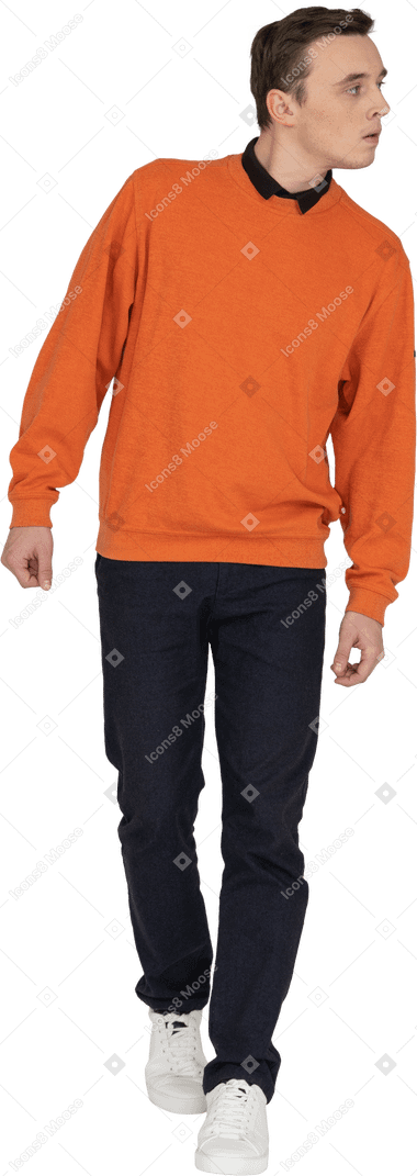 Junger mann im orangefarbenen sweatshirt zu fuß