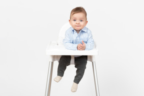 小男孩坐在高脚椅