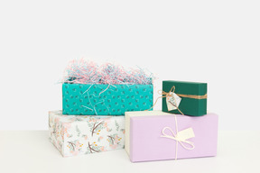 Coloridas cajas de regalo envueltas