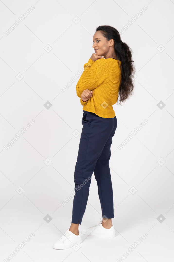 Garota feliz em roupas casuais posando em seu perfil