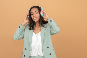 Séduisante jeune fille écoutant de la musique au casque