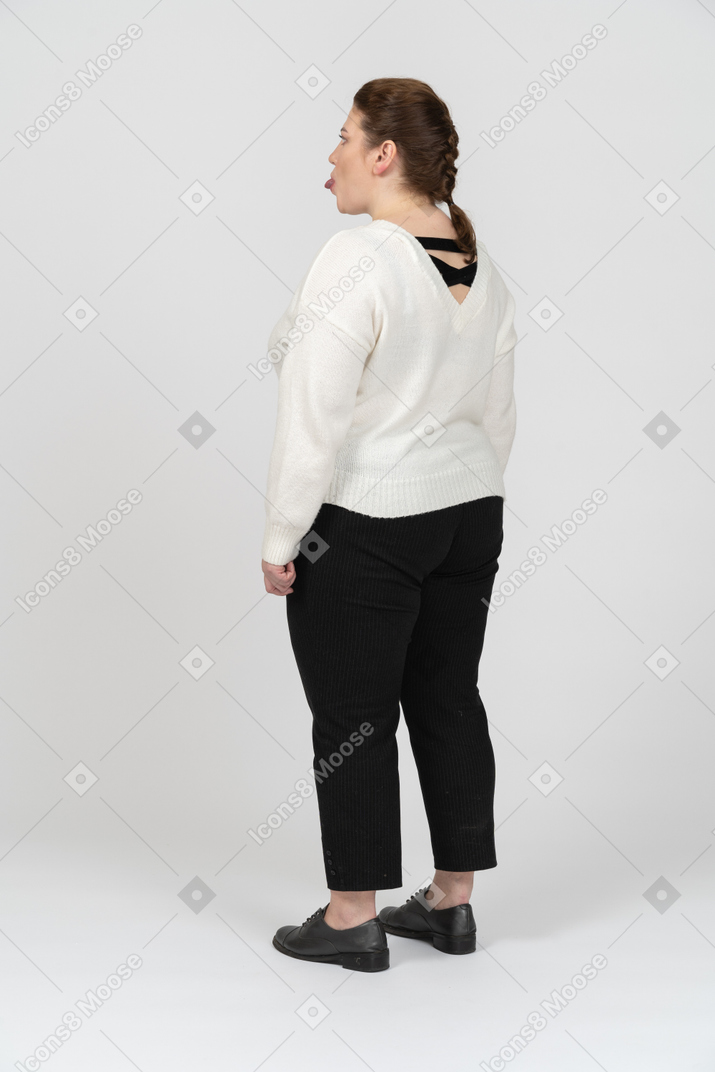 穿着休闲服站着的胖女人