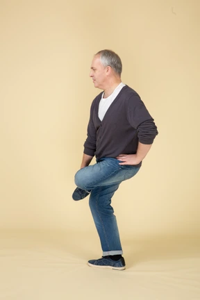 Hombre en ropa casual posando