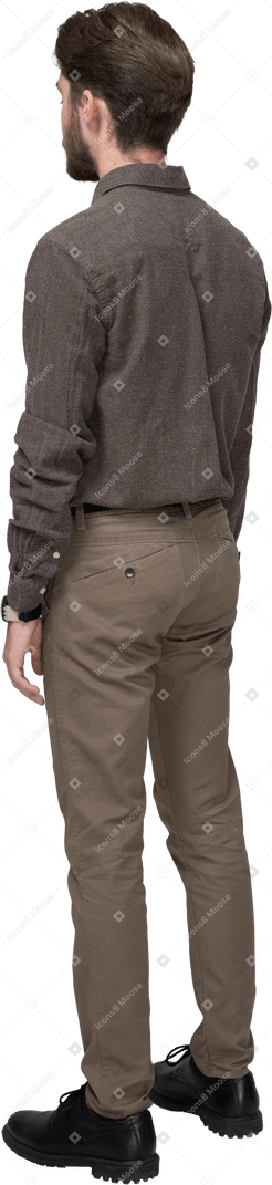 Dreiviertel-rückansicht eines jungen mannes in bürokleidung, der mit geschlossenen augen stillsteht