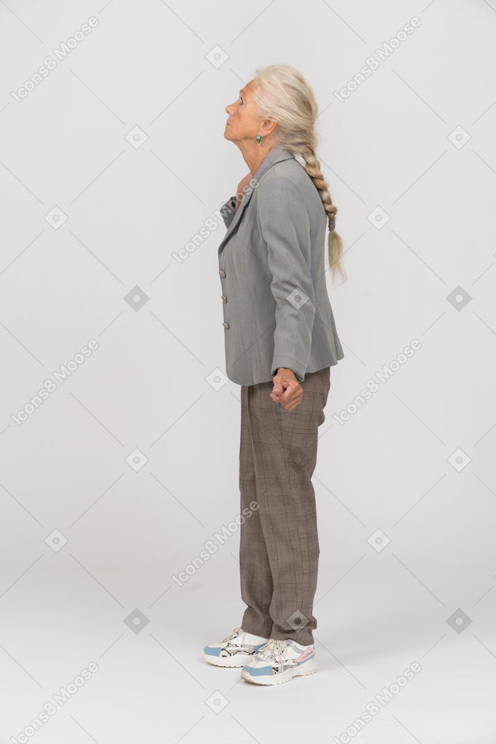 Vecchia donna in abito in posa di profilo