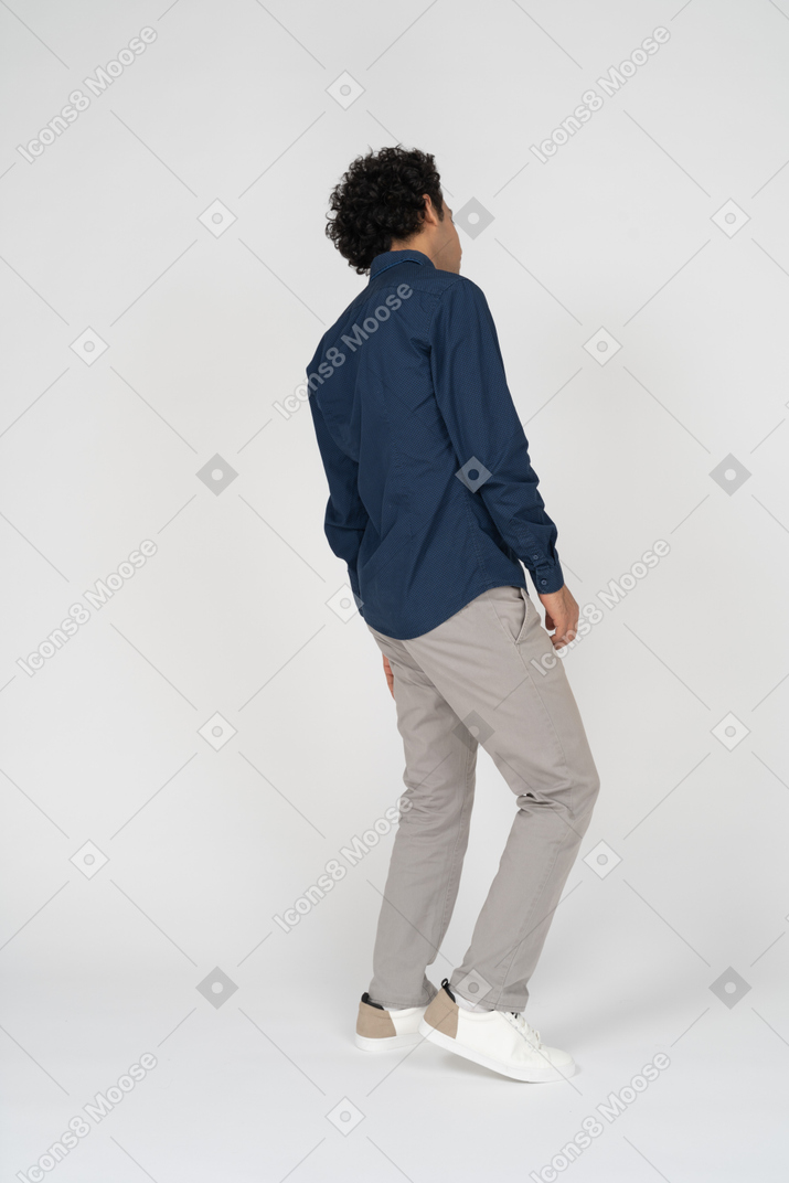 Seitenansicht eines mannes in freizeitkleidung