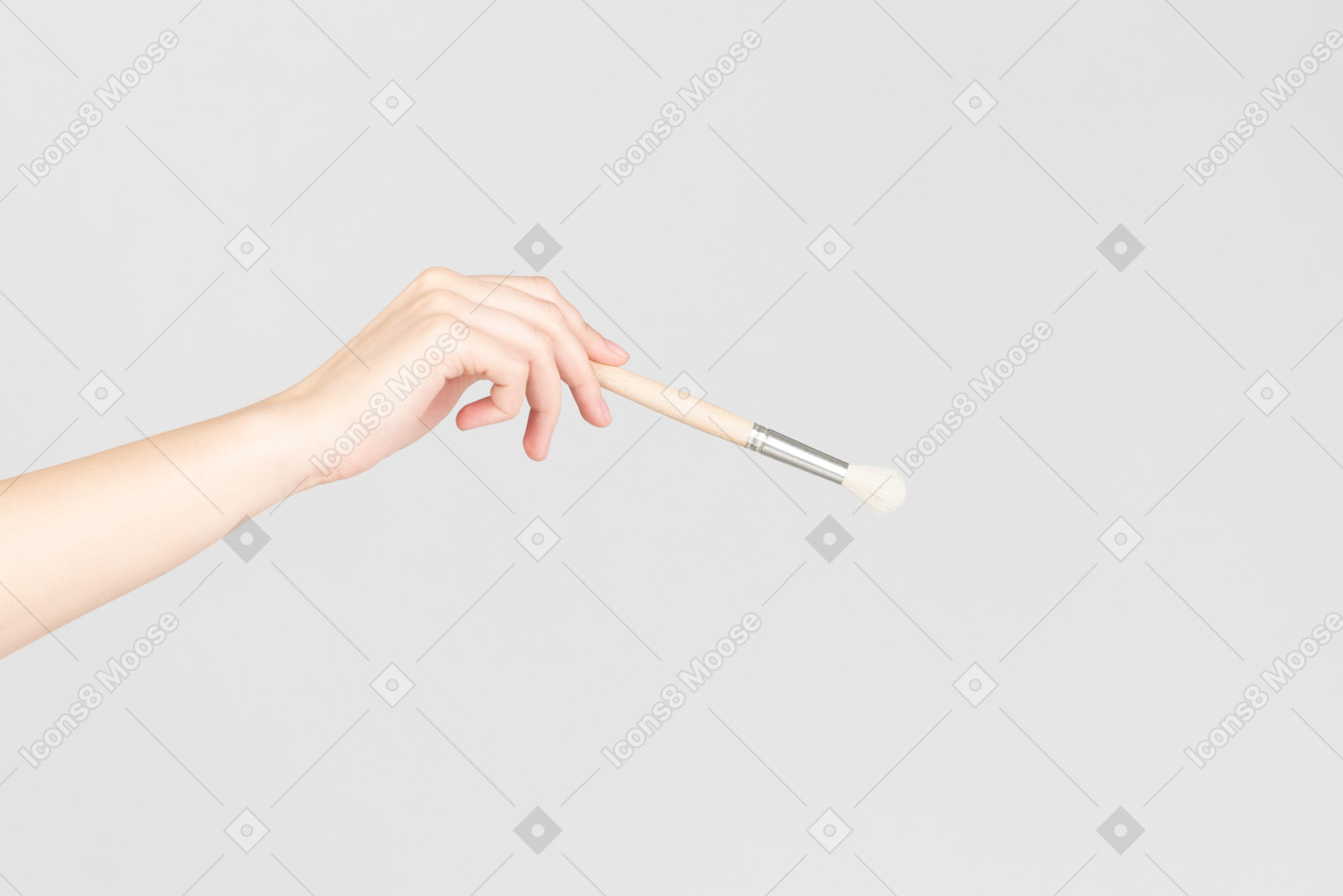 Weibliche hand hält pinsel