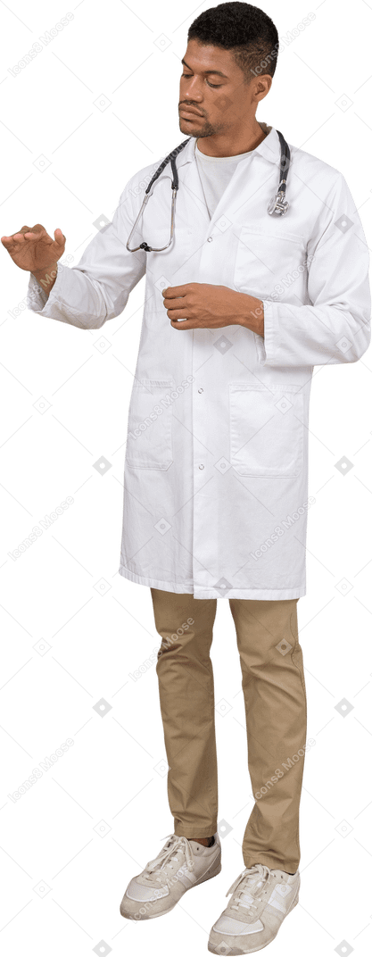 Трехчетвертное изображение молодого врача, показывающее размер чего-то