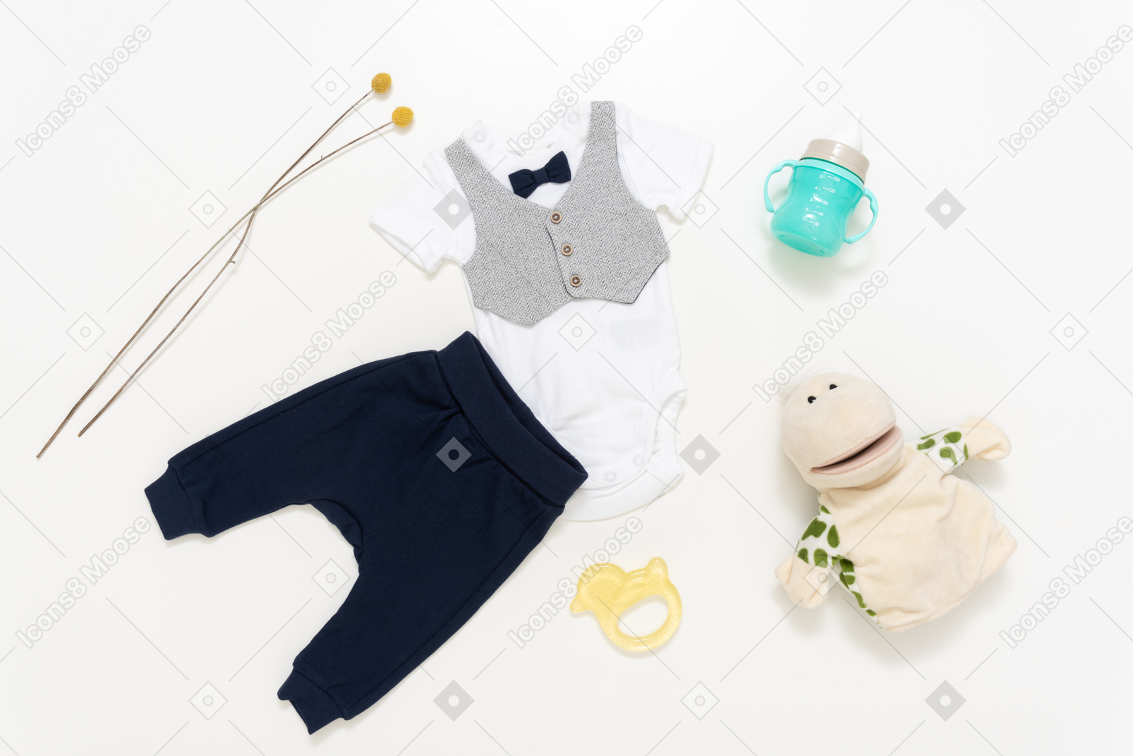 Pantalones y camisas azules del bebé y taza para sorber