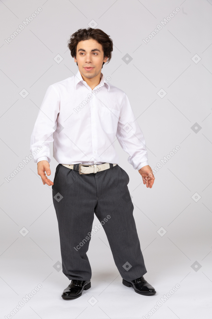 Jeune homme en chemise blanche écartant les bras