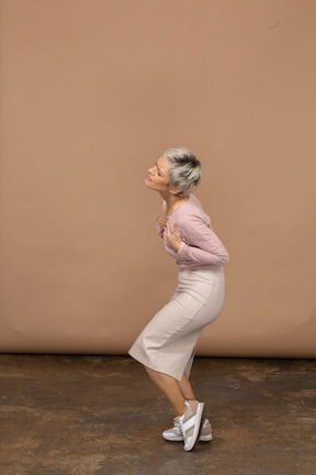 Vista lateral de uma mulher emocional em roupas casuais implorando por algo