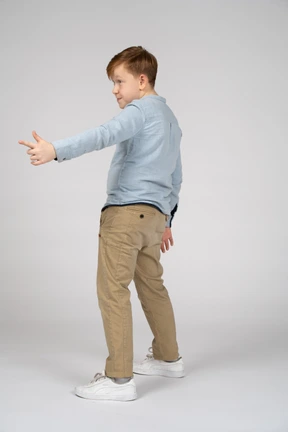 Niño señalando algo interesante