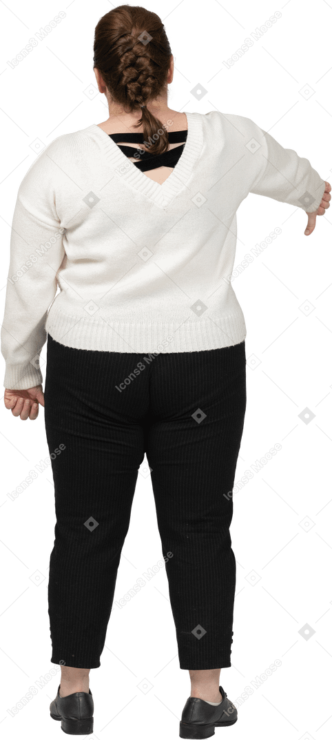 親指を下に見せている白いセーターのふっくらとした女性