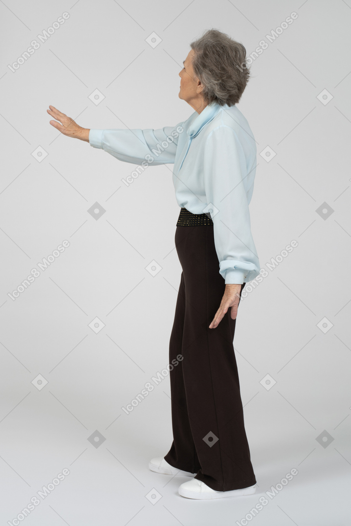 Пожилая дама делает стоп-жест