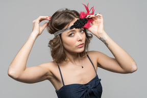 Mujer que llevaba una corbata retro con flor roja