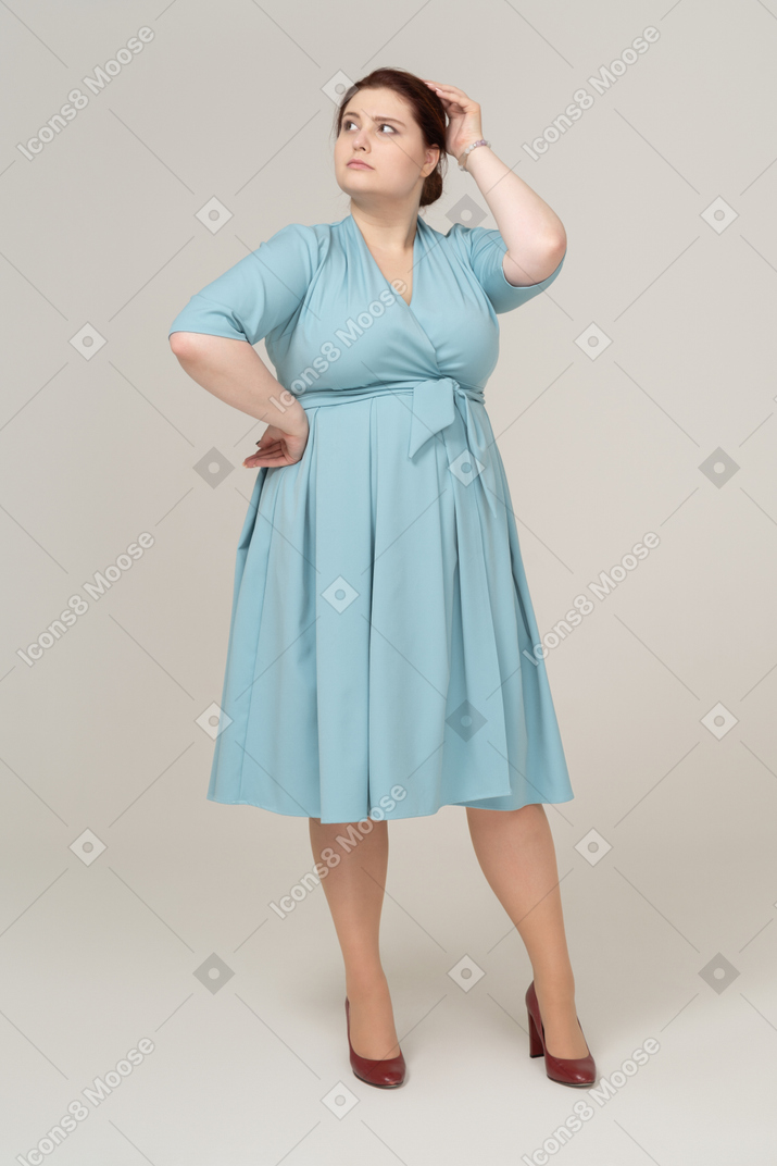 一个穿着蓝色连衣裙的女人在做梦的前视图