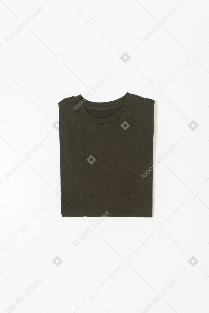 T-shirt dobrada cinza em fundo branco
