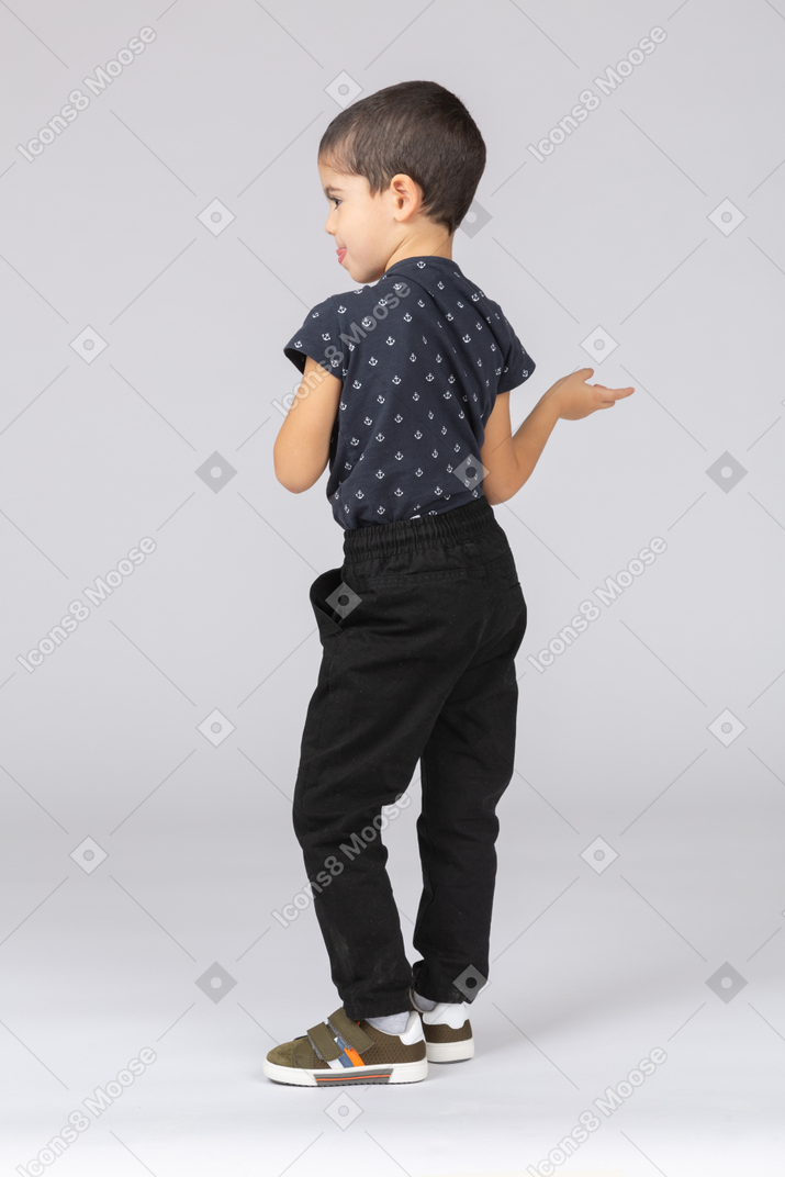 Vista lateral de um menino fofo em roupas casuais