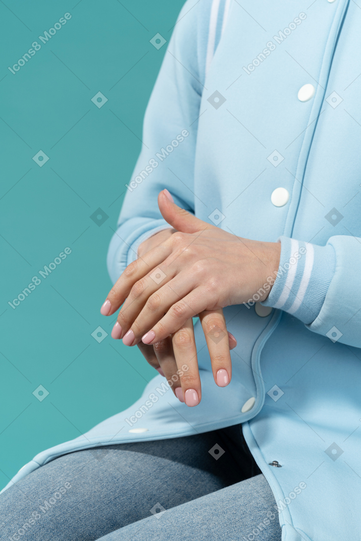 Mulher higienizando as mãos