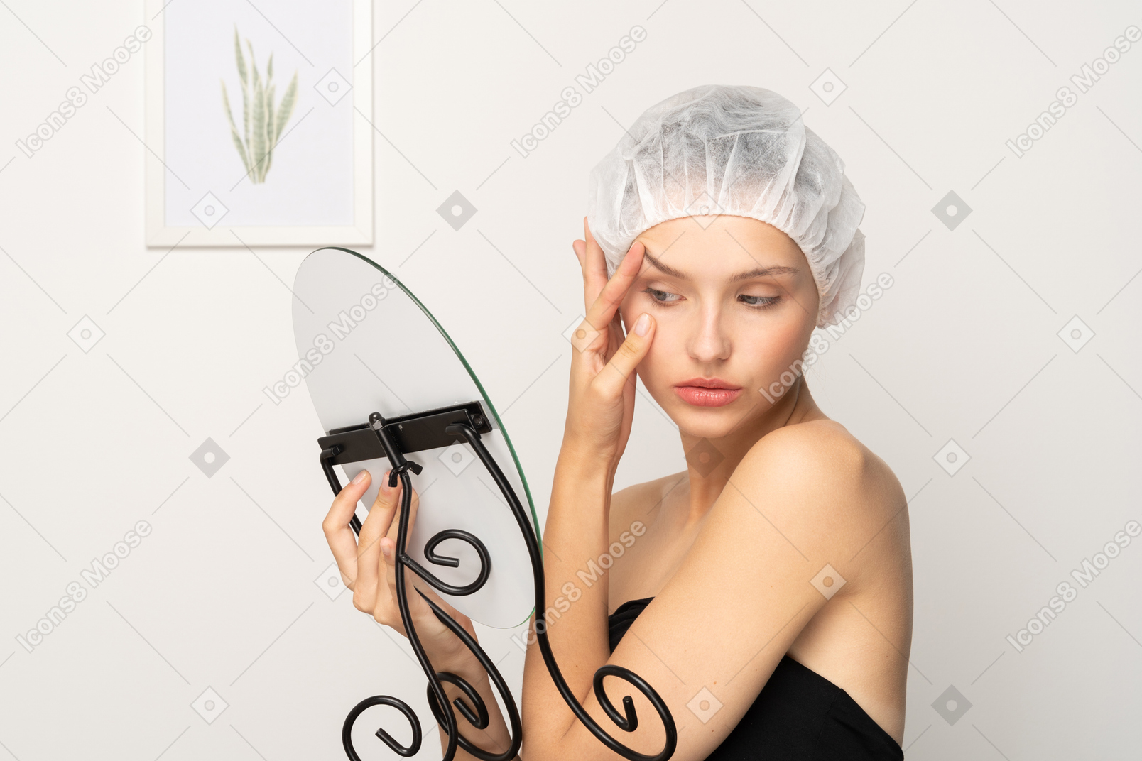Mulher apertando a pele do rosto enquanto se olha no espelho