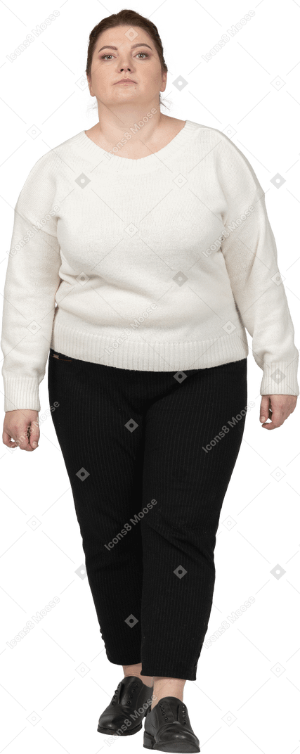 Vista frontal de uma mulher gorducha em roupas casuais olhando para a câmera