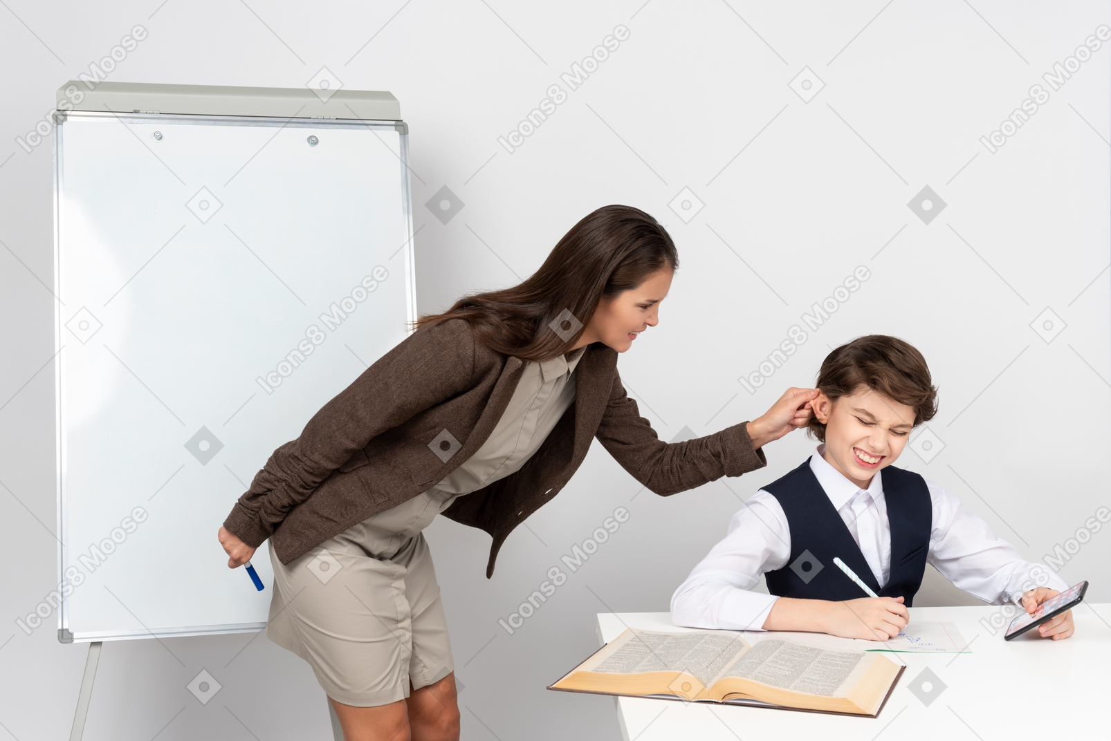 Profesora joven enojada tirando de la oreja de su alumno