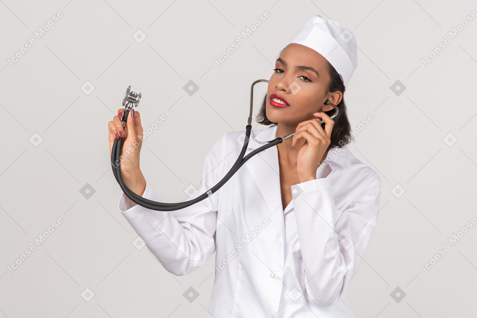 拿着听诊器的可爱的年轻女性医生