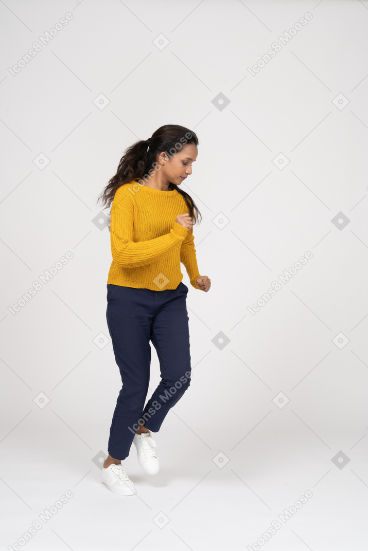 Вид спереди бегущей девушки в повседневной одежде