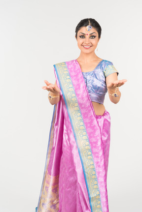 Feliz buscando joven mujer india en sari púrpura