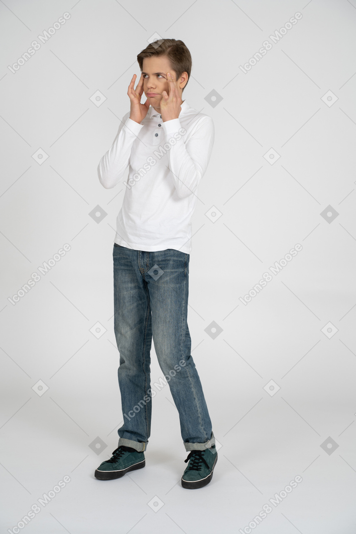 年轻人在休闲服装站