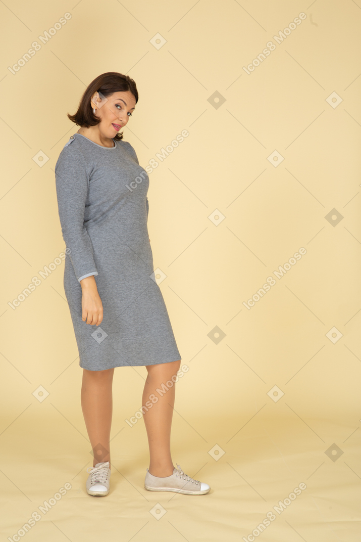 Vista frontal de uma mulher de vestido cinza