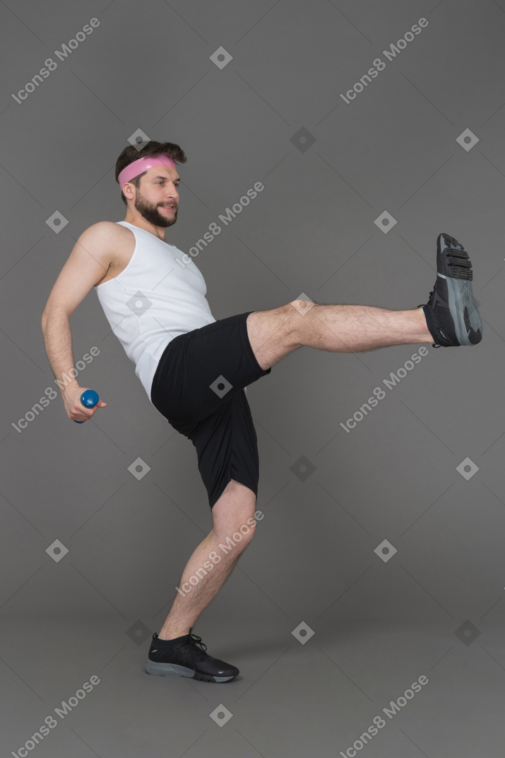 Uomo che fa esercizi di sollevamento delle gambe