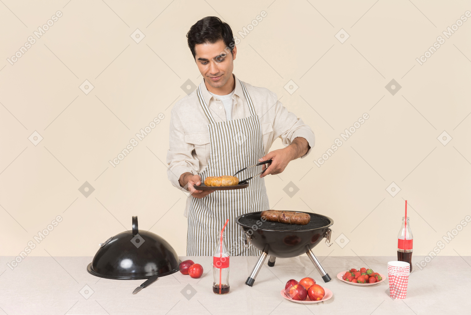Giovane uomo caucasico cucina barbecue