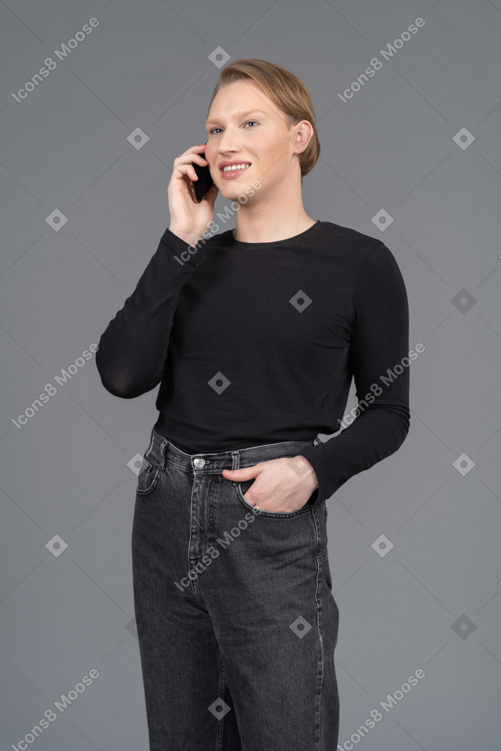 Retrato de una persona sonriente hablando por teléfono