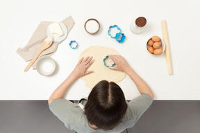 Une boulangère faisant des biscuits