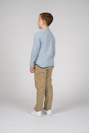 Vista lateral de un chico lindo en ropa casual