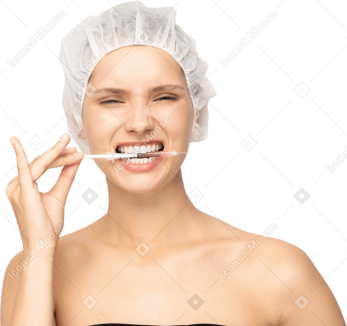 Mulher segurando uma seringa com os dentes