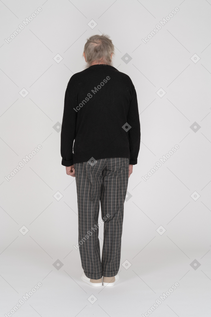 Homem em roupas casuais em pé de costas para a câmera
