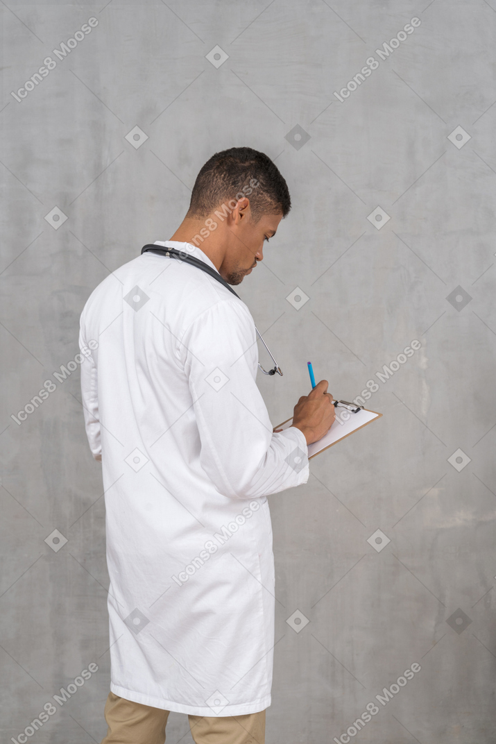 Jeune médecin prenant des notes