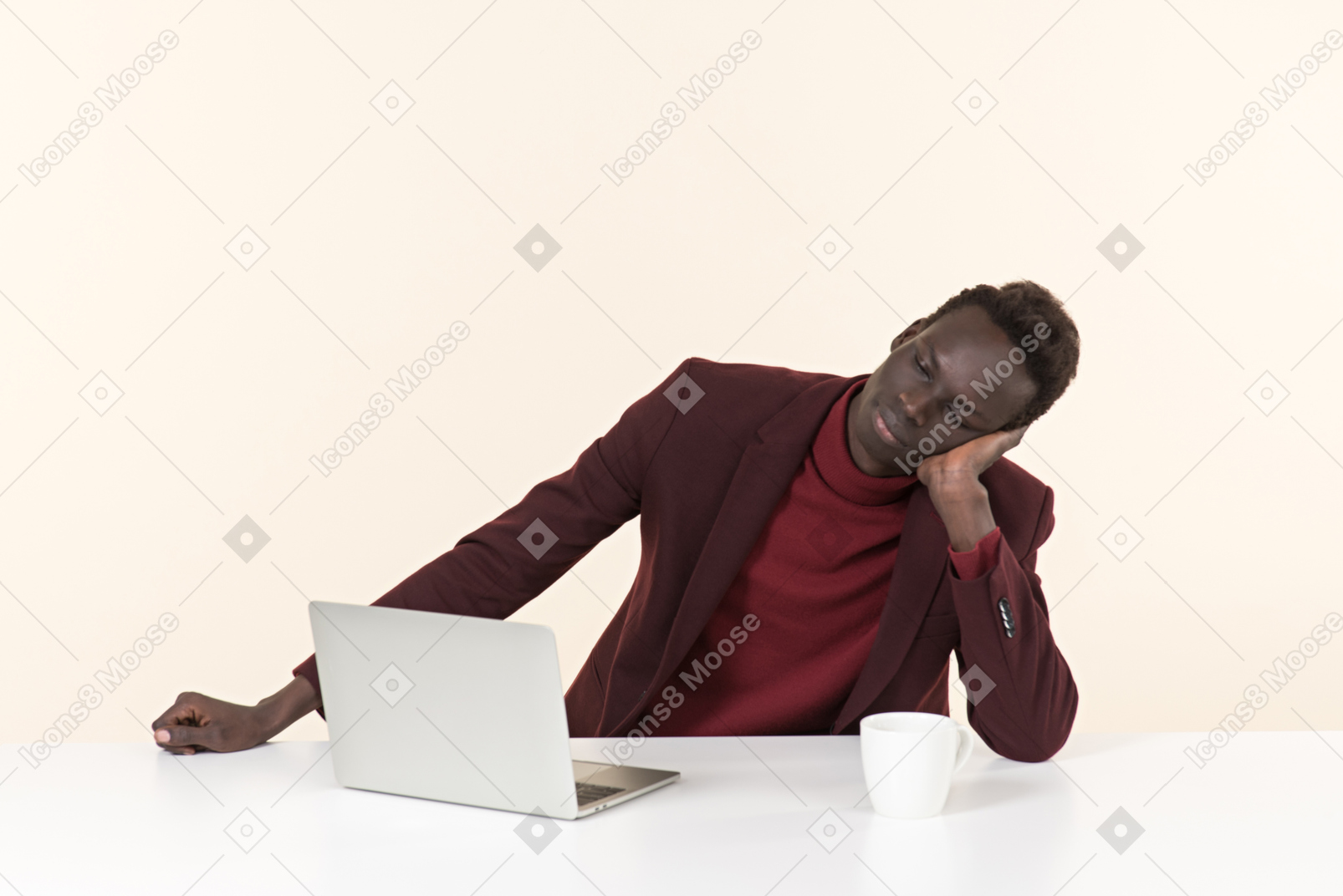 Elegante uomo di colore seduto al tavolo in ufficio