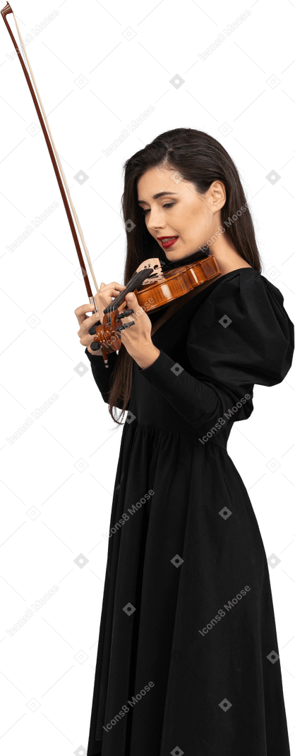 バイオリンを弾く黒いドレスを着た若い女性のクローズアップ