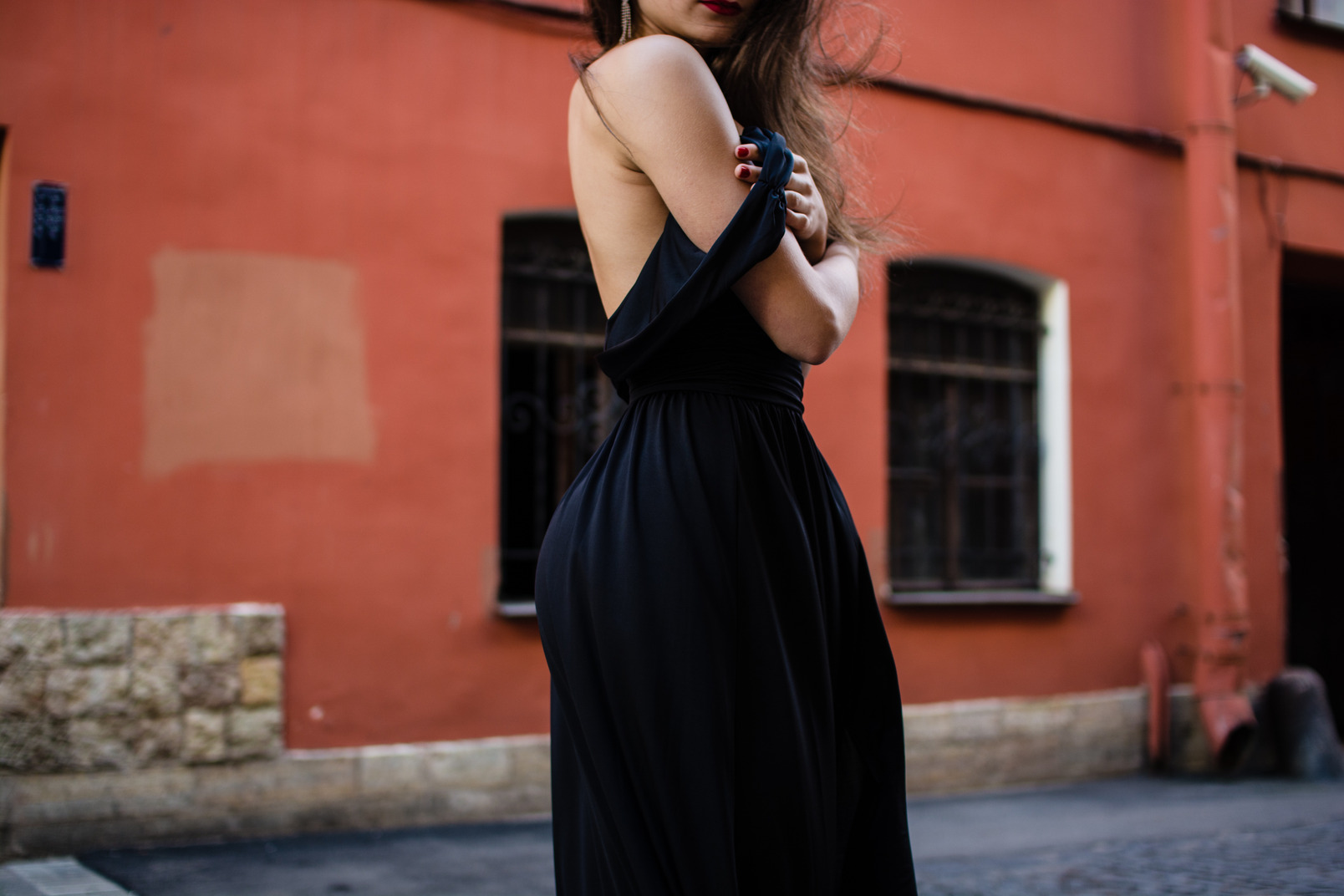 검은 드레스에 젊은 여자