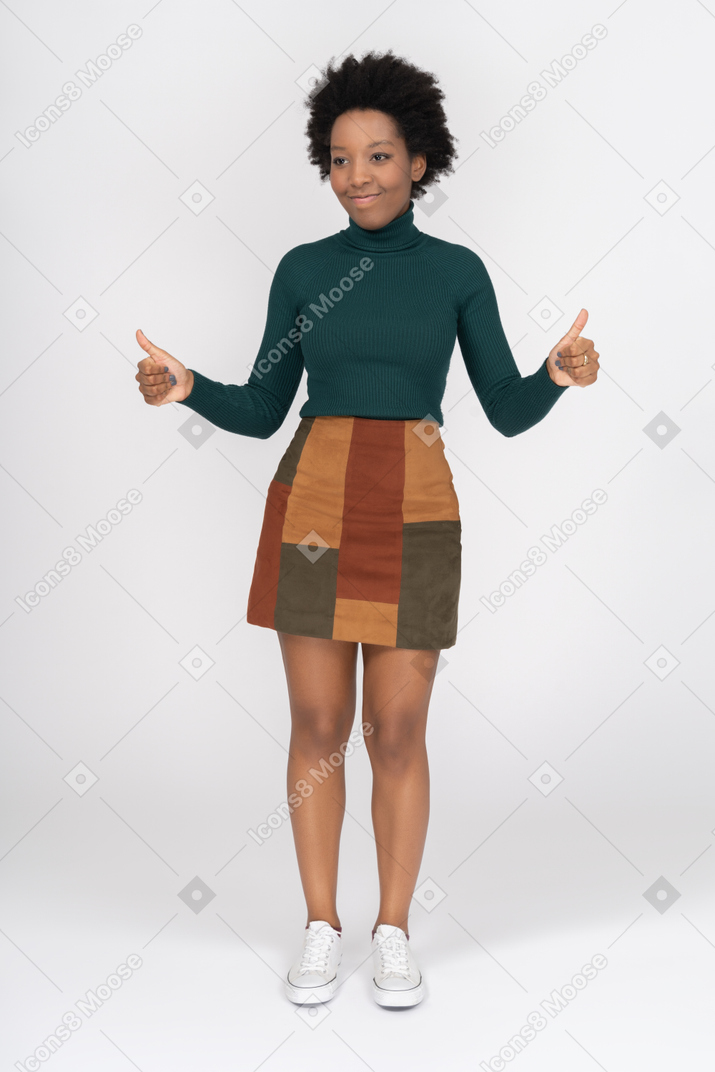 Linda chica afro mostrando ambos thums
