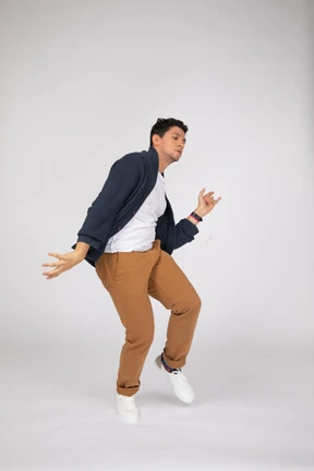 Hombre en ropa casual bailando
