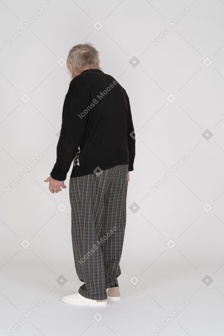 Homme âgé debout dos à la caméra